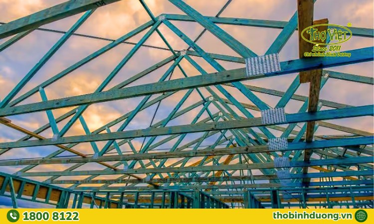 Công đoạn tháo dỡ lớp tôn cũ, để thực hiện lợp tôn mới