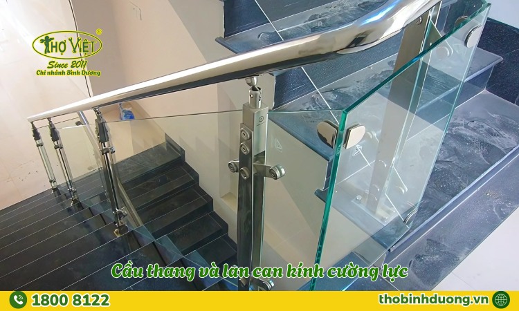 Cầu thang và lan can kính cường lực tại Dĩ An