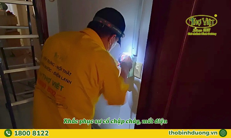 Thợ sửa điện chập cháy, mất điện Bình Dương