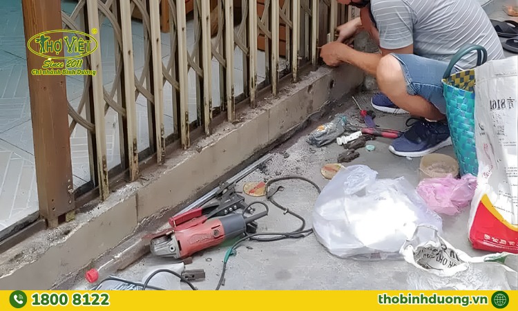 Sửa cửa kéo hỏng bánh xe, gãy nhíp chéo và rách lá cửa tại Thuận An