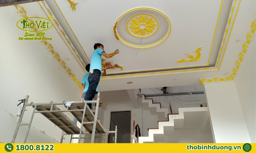 Phòng khách sơn phào chỉ trần nhà đẹp Thợ Bình Dương
