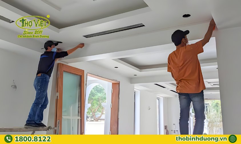 Phòng khách sơn phào chỉ trần nhà trùng màu