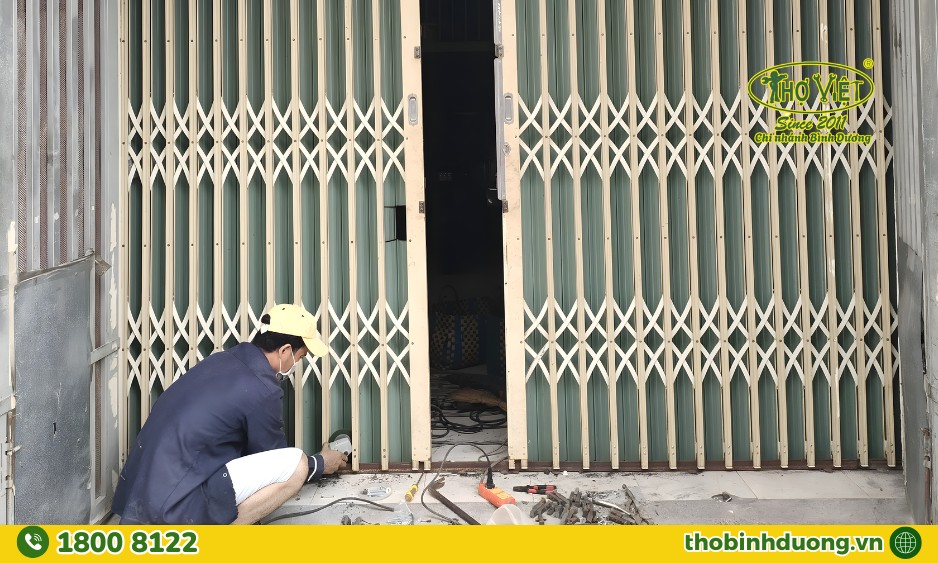 Thợ Bình Dương chuyên sửa cửa kéo kẹt rít, trật ray