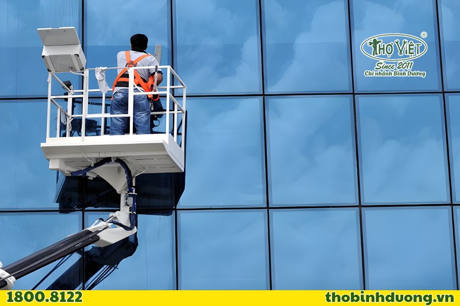Sử dụng xe nâng lau kính nhà xưởng