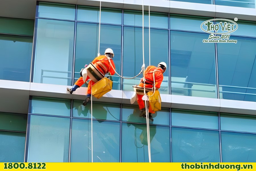Thợ đu dây lau kính nhà xưởng Bình Dương