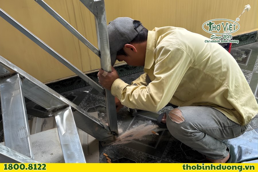 Khu vực thi công cầu thang sắt Dĩ An