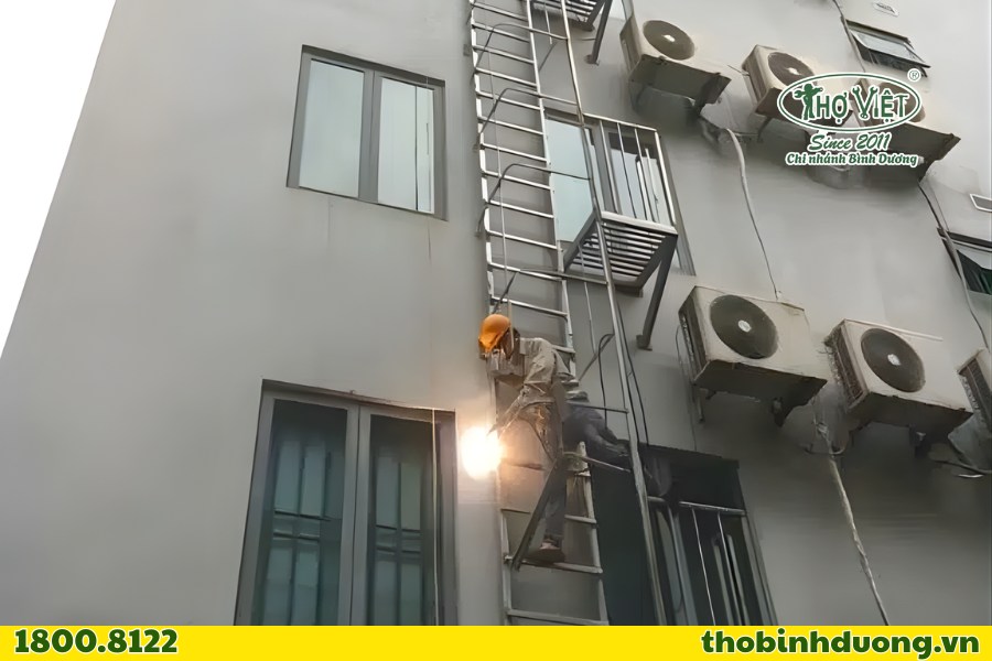 Mẫu cầu thang thoát hiểm bằng sắt