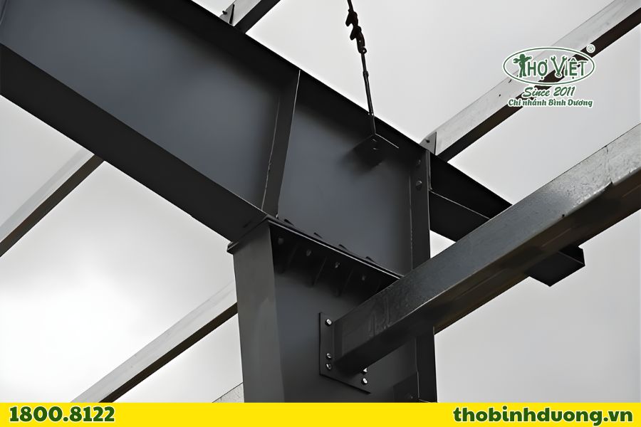 Lắp dựng khung thép và hệ giằng