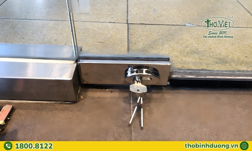 Thay khóa, thay bản lề kính cường lực