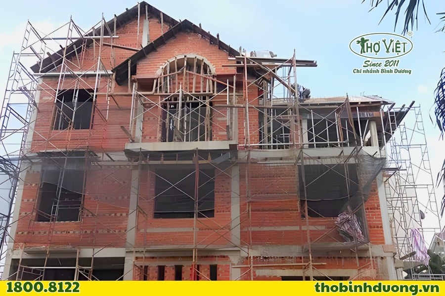 Thi công phần thô và nền móng biệt thự