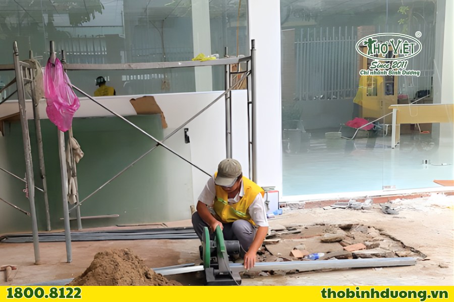 Lắp đặt cửa và vách ngăn kính theo yêu cầu