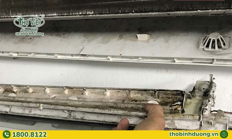 Máng thoát nước bị nứt, vỡ hoặc lắp đặt nghiêng