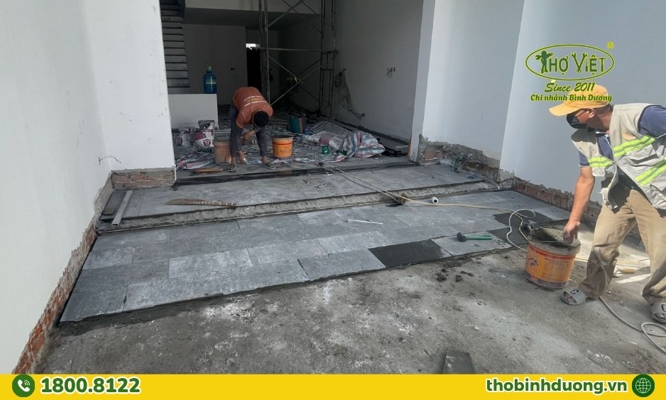 Trải keo hoặc vữa trước khi ốp lát gạch