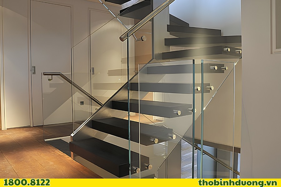 Thi công cầu thang kính dùng Pad (Củ) inox