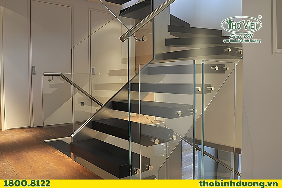Cầu thang kính dùng Pad inox
