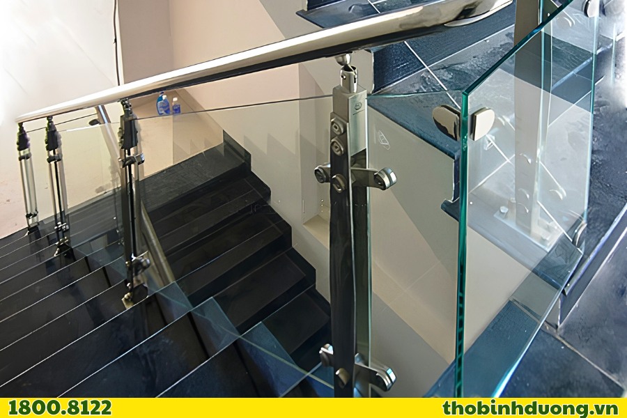 Cầu thang kính dùng Pát inox Tân Uyên