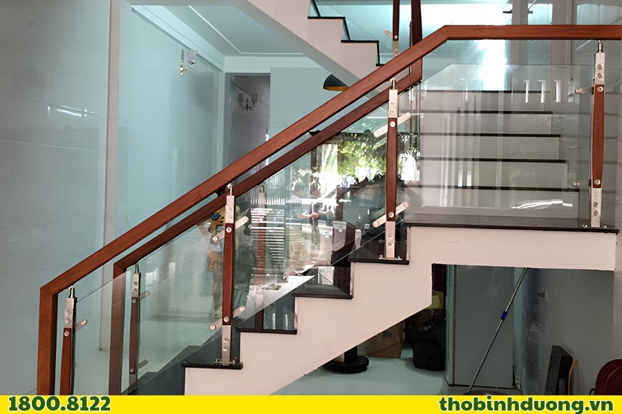 Khu vực thi công cầu thang kính Thuận An