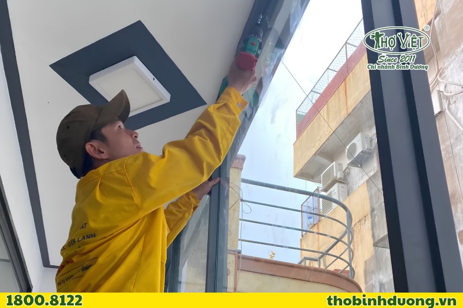 Quy trình sửa cửa nhôm kính