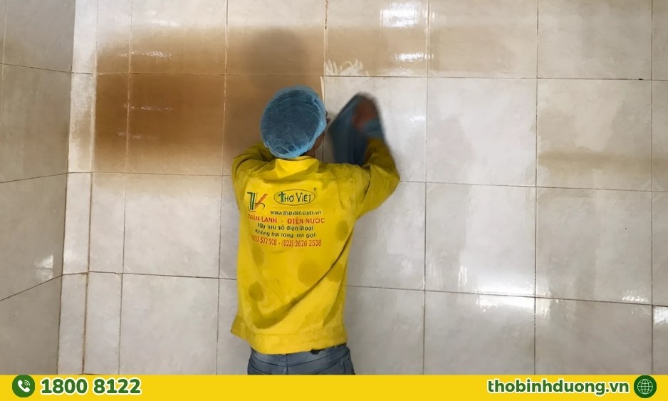 Khu vực có thợ vệ sinh bể nước