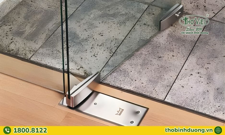 Sửa cửa kính rạn góc, có tiếng lạch cạch